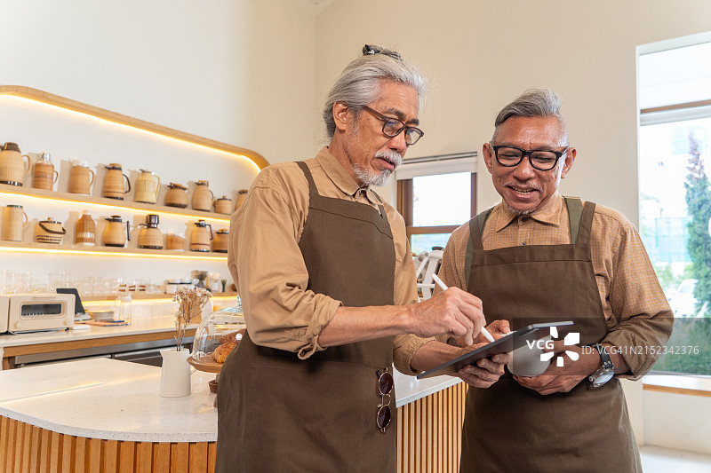 年长的男士工作并规划商业模式图片素材