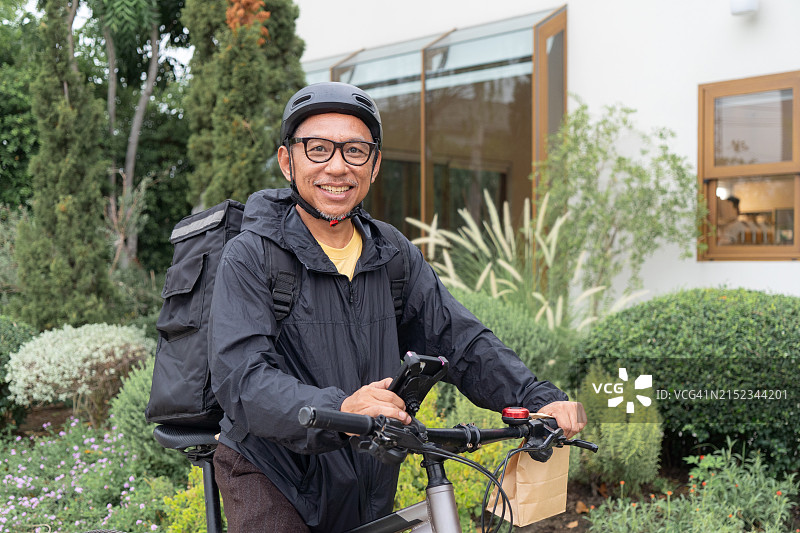 骑自行车的送货员图片素材