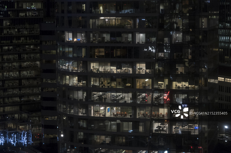 夜间办公楼内的办公室图片素材