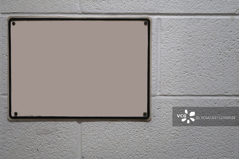 砖墙上的米色空白标牌图片素材