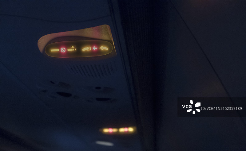 飞机内部的禁止吸烟和系紧安全带标志图片素材