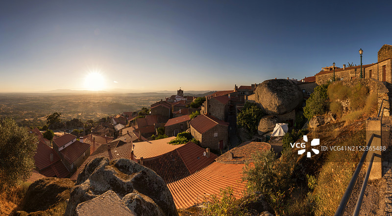 旅游目的地：孟山都历史村庄日落（葡萄牙伊达尼亚-阿-诺瓦）图片素材