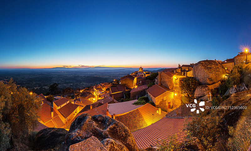 旅游目的地：葡萄牙伊达尼亚-阿-诺瓦历史名村蓝色时刻图片素材