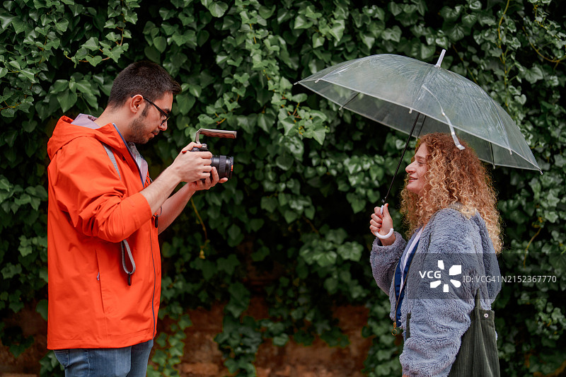 女人在街上对着镜头说话图片素材