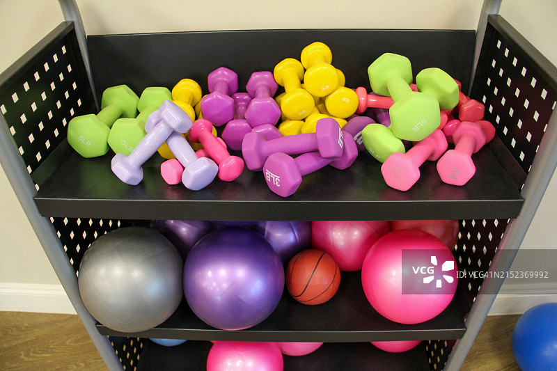 装满各种手持重物和健身球的手推车图片素材