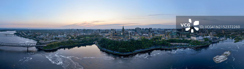 从渥太华河观看加拿大议会全景照片图片素材