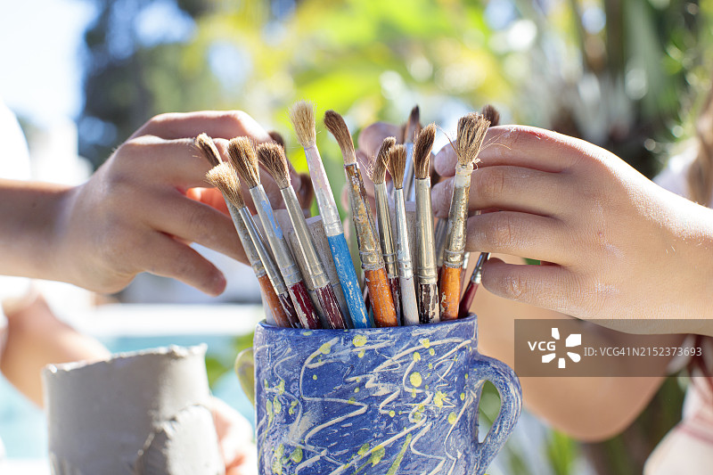 儿童陶瓷工作坊的画笔图片素材