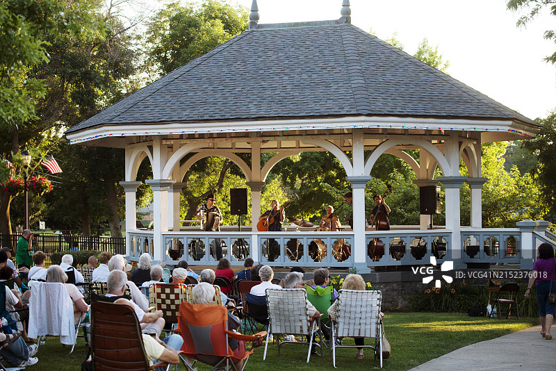 纽约长岛曼哈塞特戴维斯绿色公园凉亭里的免费音乐会图片素材