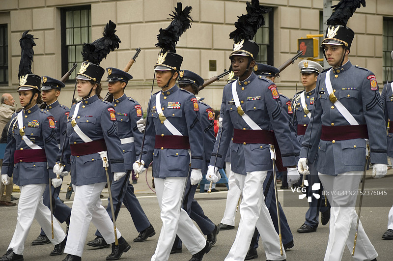 纽约曼哈顿哥伦布日游行中的混血女军校学员图片素材