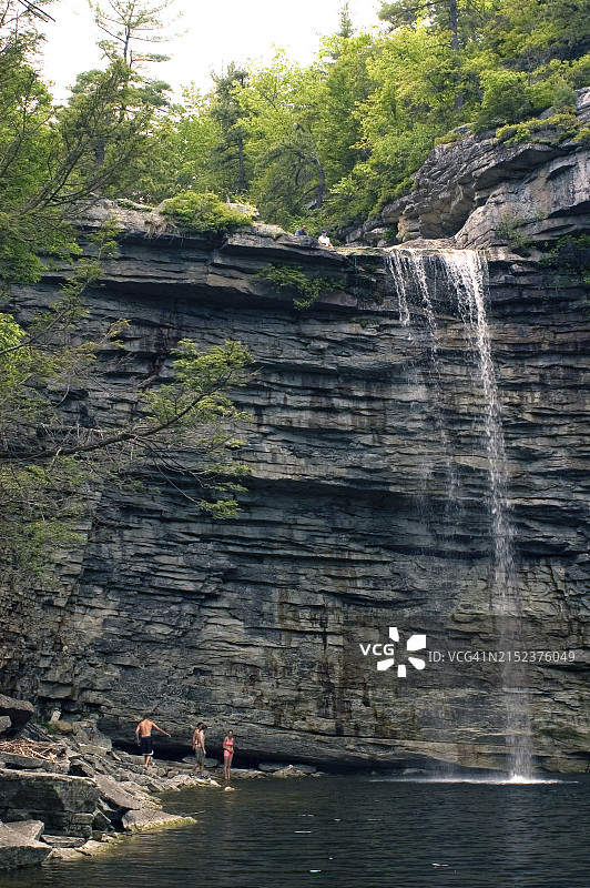 在纽约州阿尔斯特县明尼瓦斯卡州立公园探索池塘的沐浴者图片素材