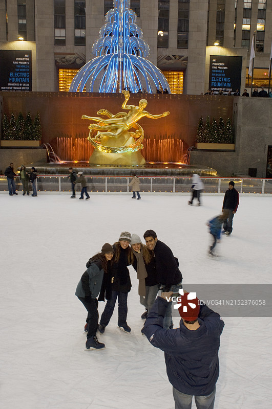 在洛克菲勒中心溜冰场拍照留念的人们图片素材