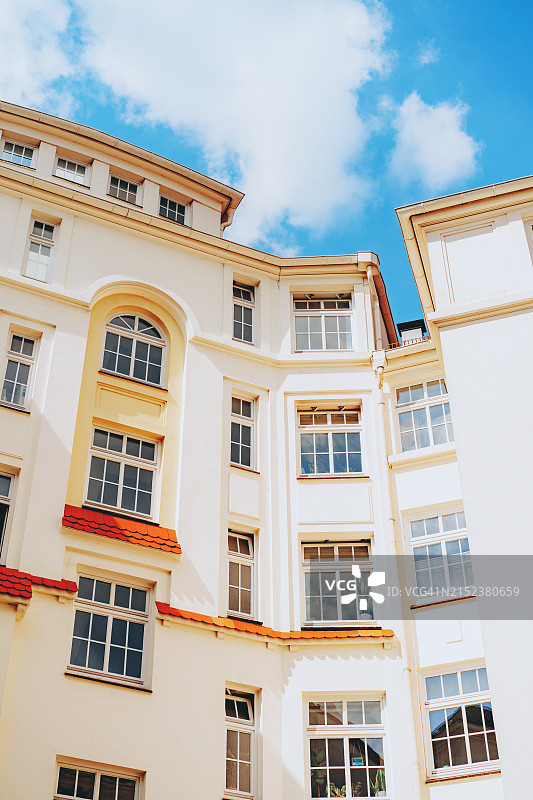 蓝天下的公寓楼图片素材