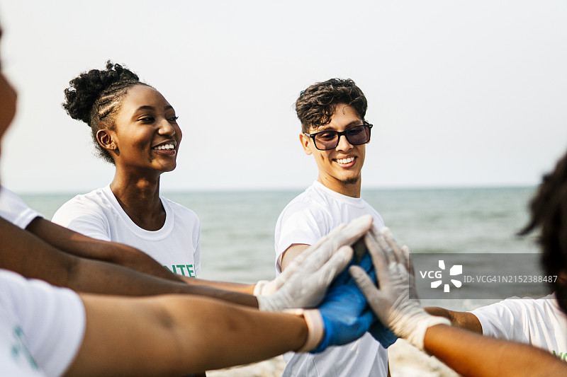 多代同堂的人们击掌庆祝图片素材