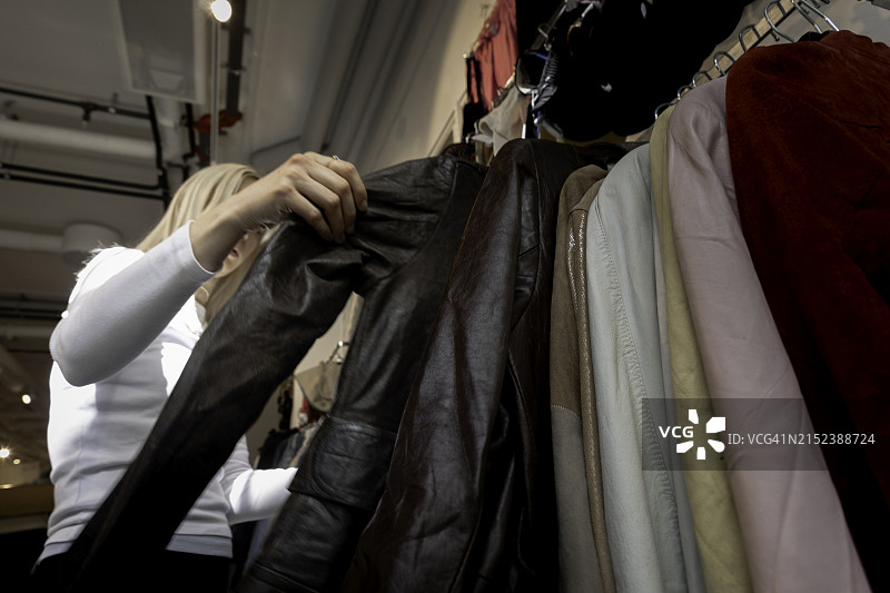 正在挑选新衣服的金发女人图片素材