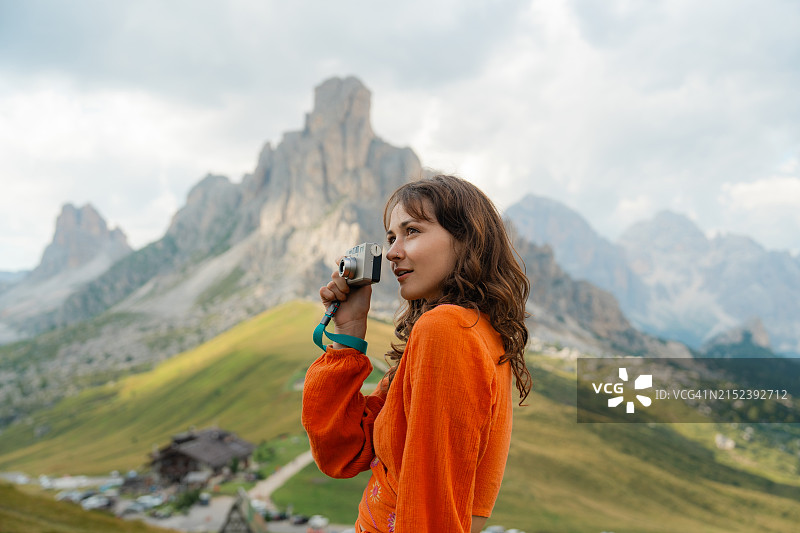 日落时分在多洛米蒂拍摄，捕捉回忆的女人图片素材