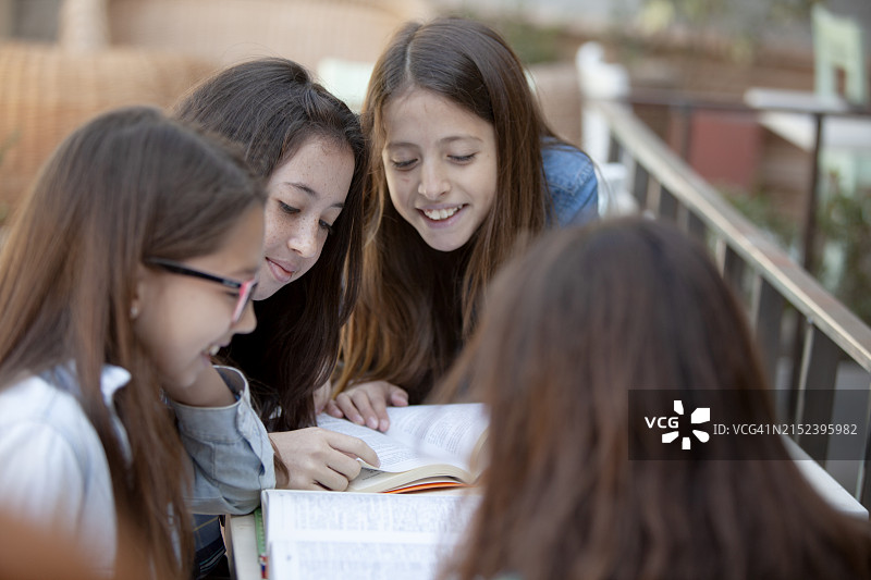 一群女孩在做作业，准备返校图片素材