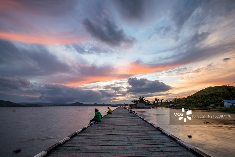 查亚普拉巴布亚印尼Sentani湖日落图片素材