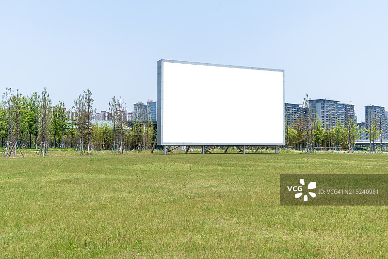 城市公园中的空白广告牌图片素材