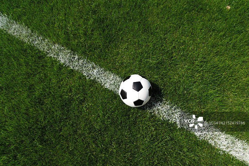 空旷的足球场草地和足球图片素材