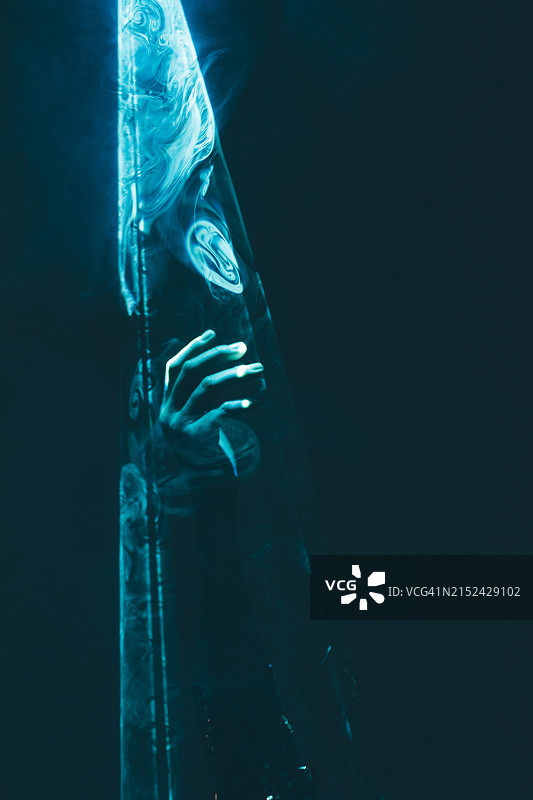 蓝烟中举起的手图片素材