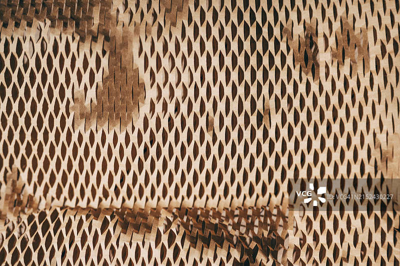 环保卖家在零浪费商店零售店使用绿色包装纸箱包裹。地球关爱日小企业主重复使用棕色纸包装礼物，减少无塑料订单图片素材