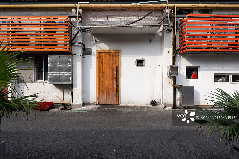 老房子外墙上的门图片素材