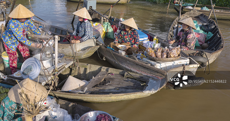 越南湄公河三角洲水上市场卖米粉的妇女图片素材