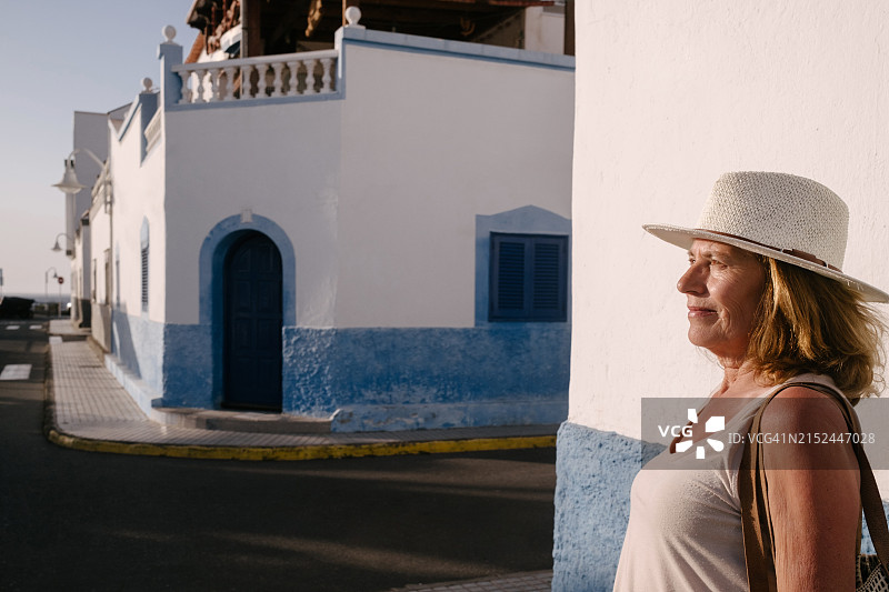 阿加特日落时戴帽子的女人图片素材