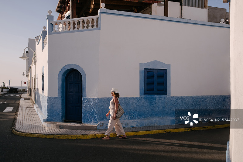 阿加特日落时戴帽子的女人图片素材