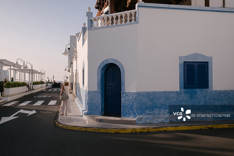 阿加特日落时戴帽子的女人图片素材