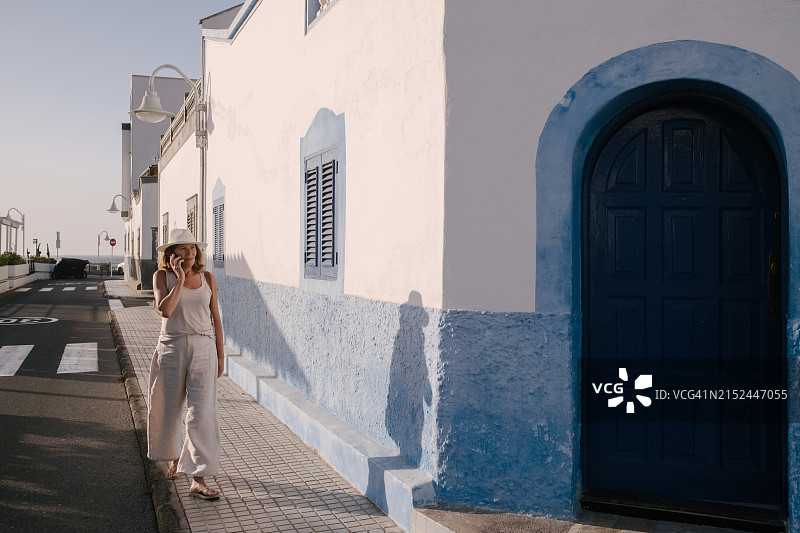 阿加特日落时戴帽子的女人图片素材