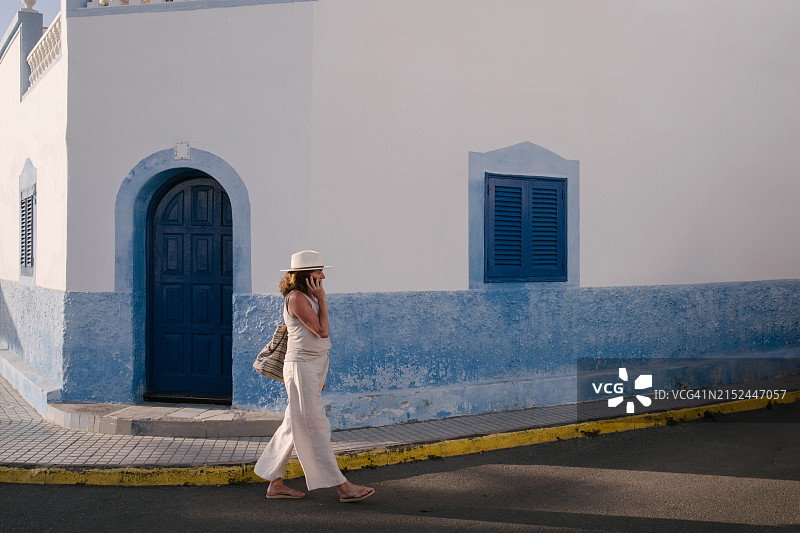 阿加特日落时戴帽子的女人图片素材
