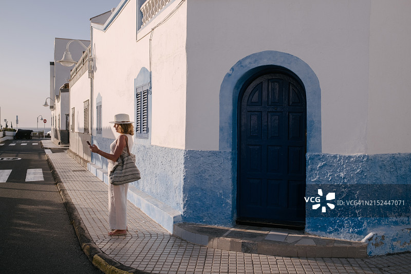 阿加特日落时戴帽子的女人图片素材