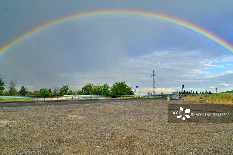 通往米迪亚特的道路上的彩虹图片素材