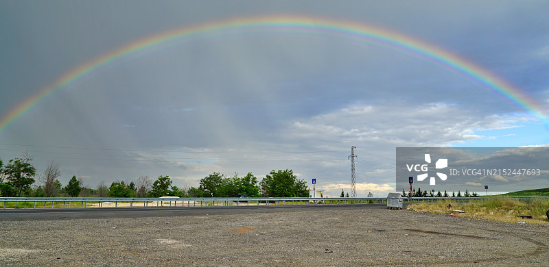 通往米迪亚特的道路上的彩虹图片素材