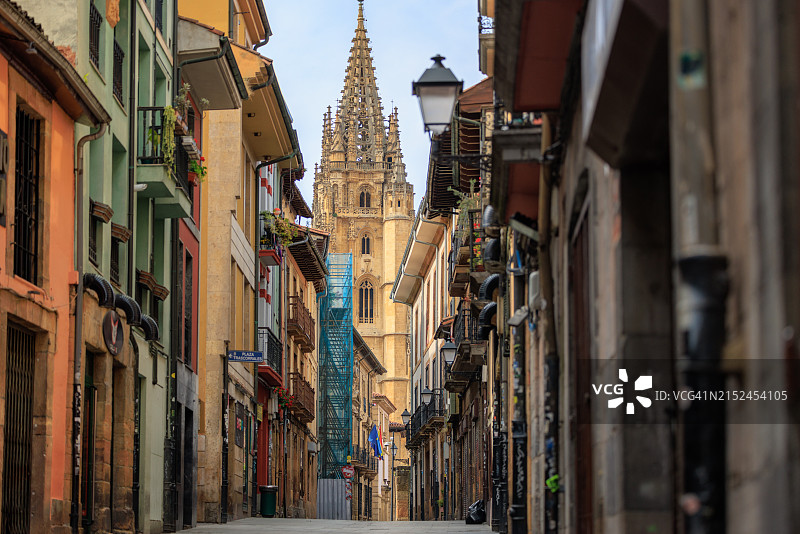 通往奥维耶多圣萨尔瓦多大教堂的街道图片素材