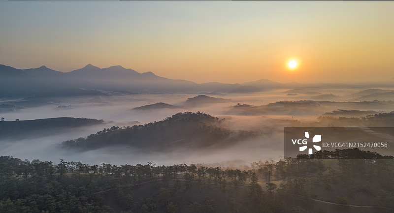 美丽的清晨薄雾山层图片素材