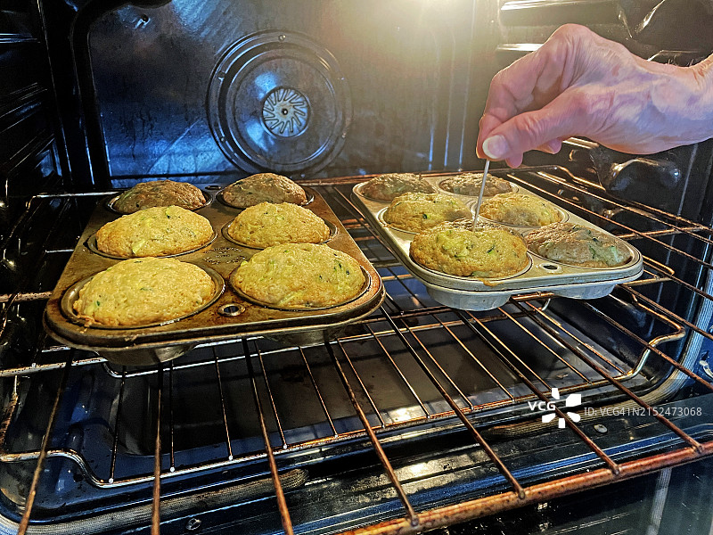 用牙签检查西葫芦面包松饼是否烤熟图片素材