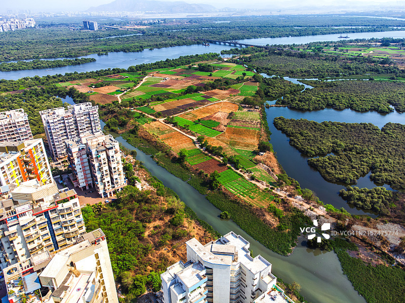 城市扩张侵占肥沃农田鸟瞰图图片素材