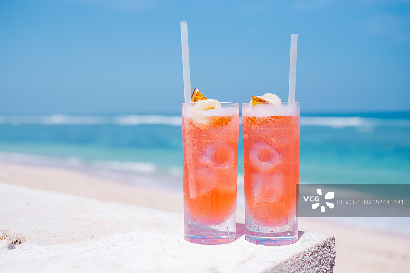 以海滩和大海为背景的两杯鸡尾酒图片素材