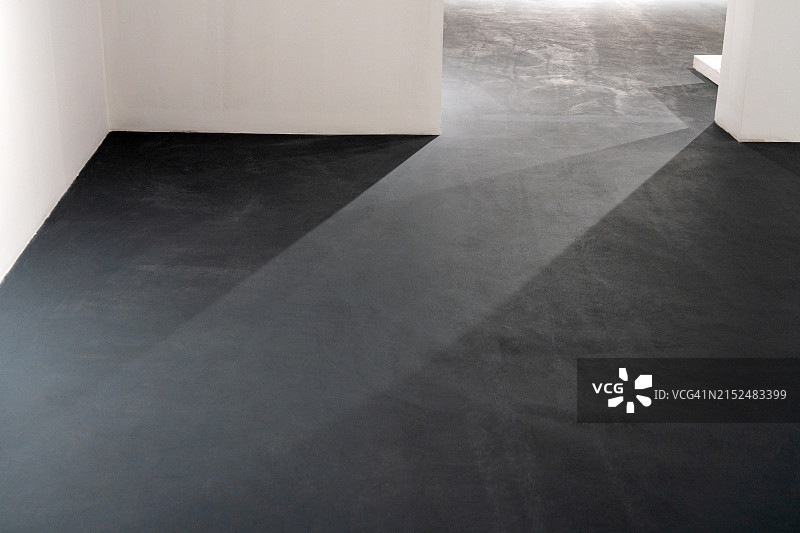 光线照射在门口地板上的效果图片素材