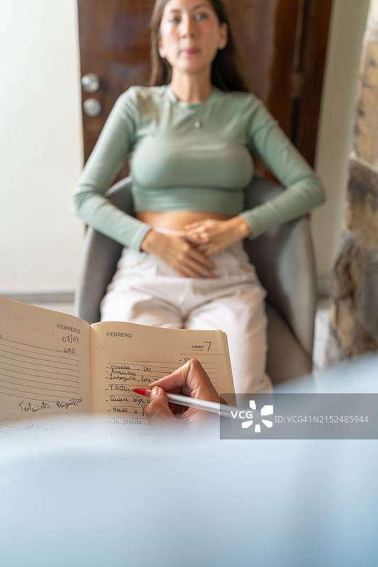 心理咨询师记录患者的讲述图片素材