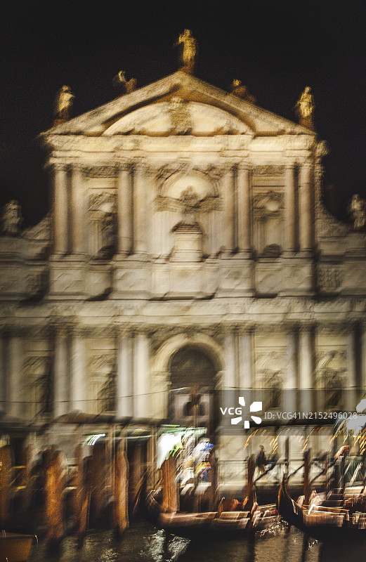 夜晚威尼斯宫殿的模糊影像图片素材
