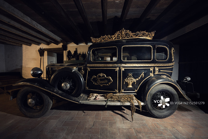 废弃的破旧殡葬车图片素材