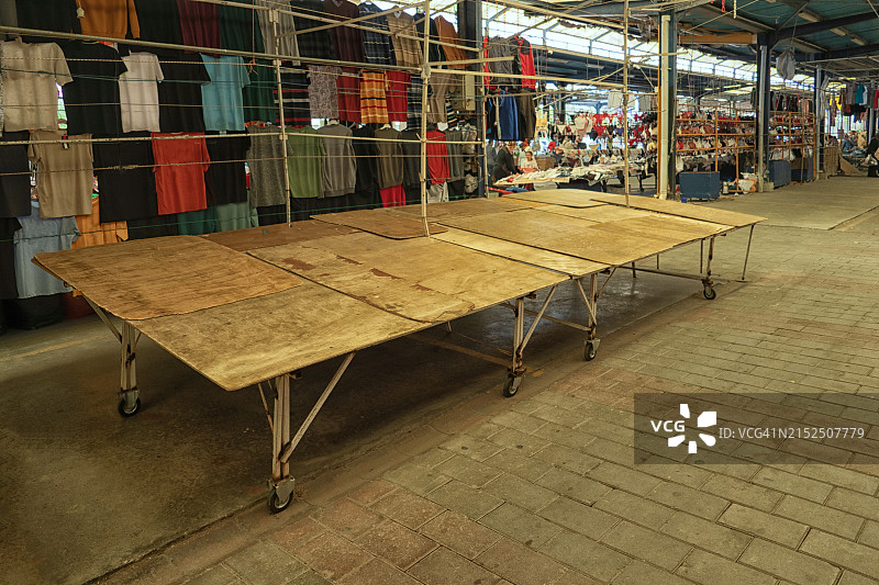 集市上空无一人的市场摊位图片素材