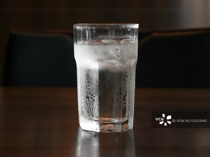 冰镇水杯上的冷凝水图片素材