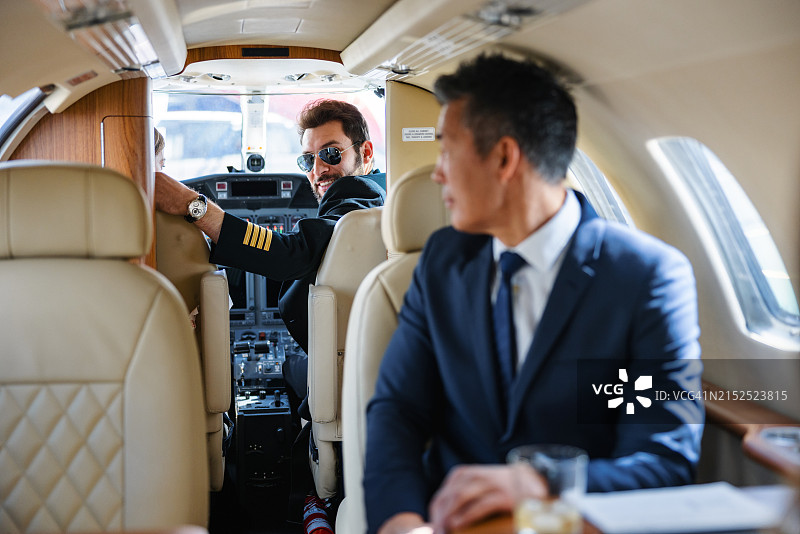 私人飞机飞行员与商务人士洽谈图片素材