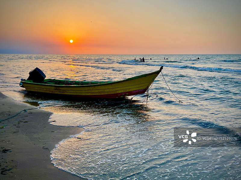 里海的日落美景图片素材