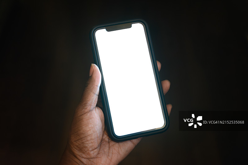 手持空白屏幕智能手机的女人图片素材