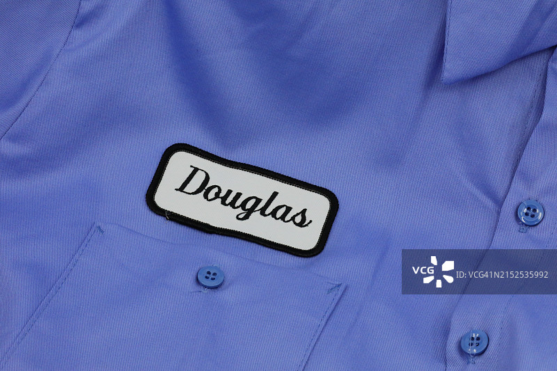 带姓名牌的蓝色工装制服衬衫图片素材